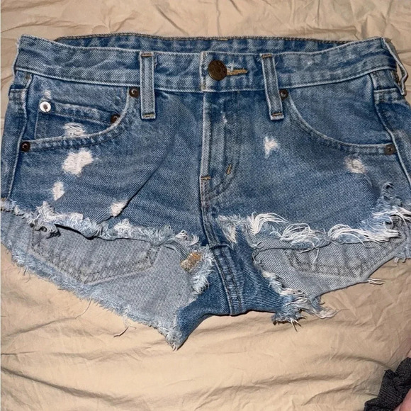 BDG size 24 Light Wash Blue Denim Low Rise Cut-Off Shorts Raw Hem Vintage - Picture 6 of 7